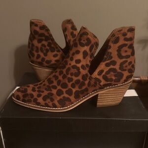 Unilady Leopard ankle boot size 8
